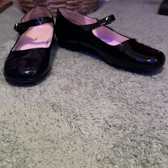 Girl an Black Patent Mary Jane Shoes - Picture 2 of 9